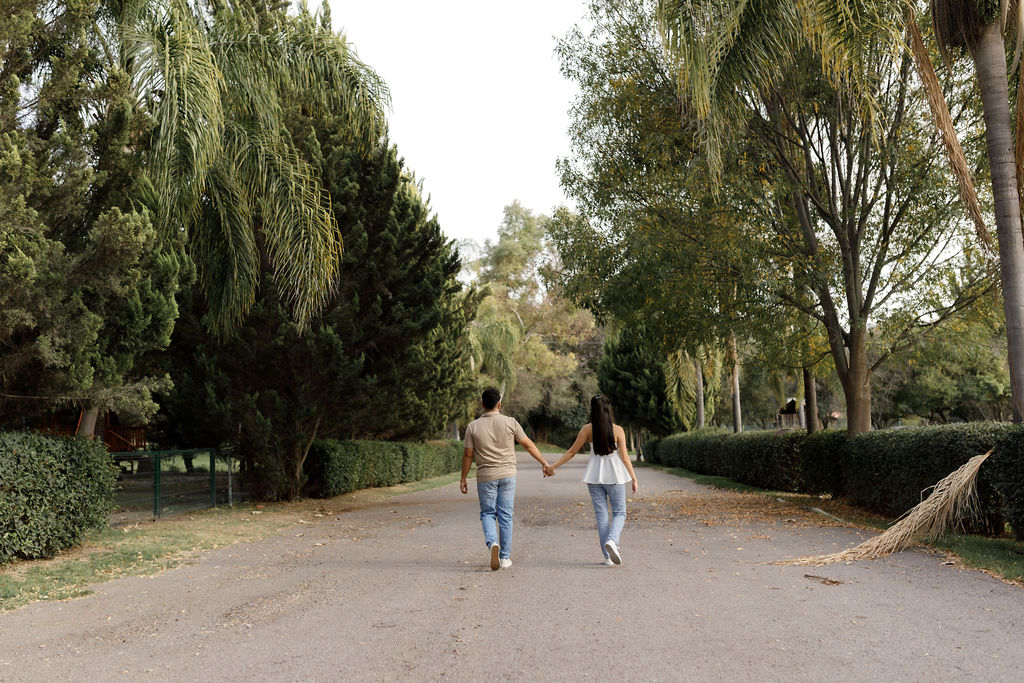 Pareja riendo juntos espontáneamente