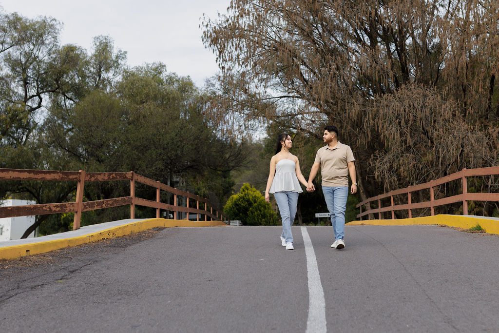 Pareja vestida con atuendo de cóctel elegante