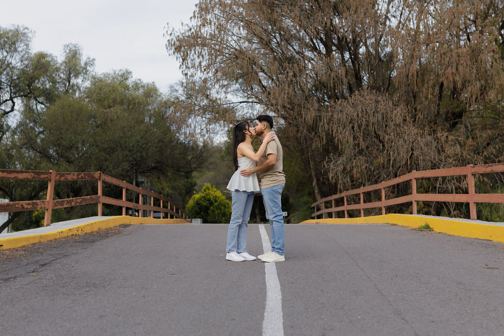 Pareja riendo juntos espontáneamente