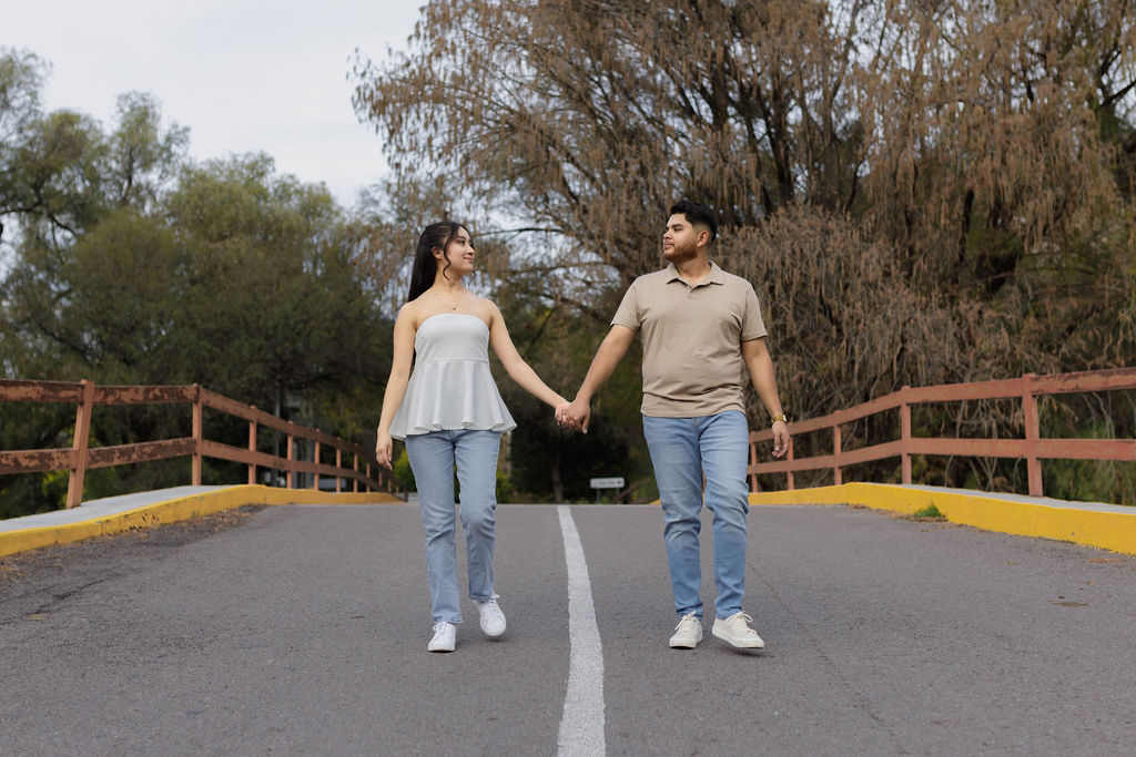 Sesión romántica de pareja en jardín