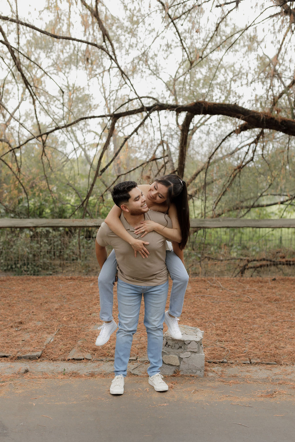 Pareja romántica en entorno natural